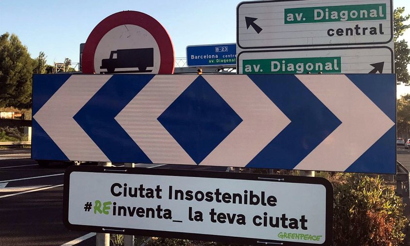 Senyal instal·lat per Greenpeace que indica l'entrada a Barcelona com a ciutat poc sostenible