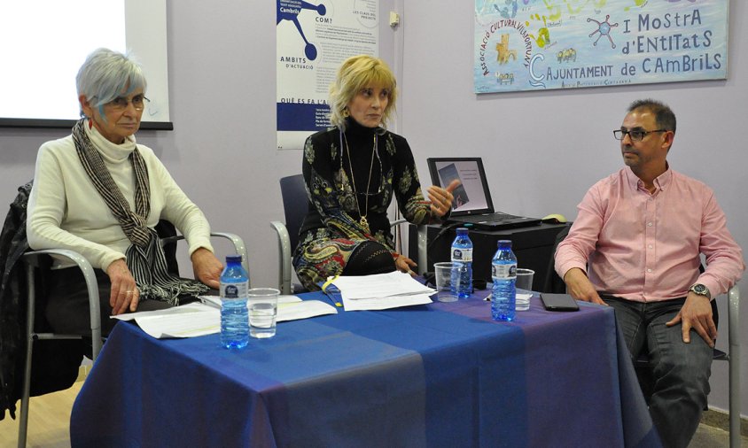 Carme Aràjol, l'autora del llibre; Maria del Carmen Iglesias, psiquiatra, i Xavier Nova, de l'Editorial Eutopia