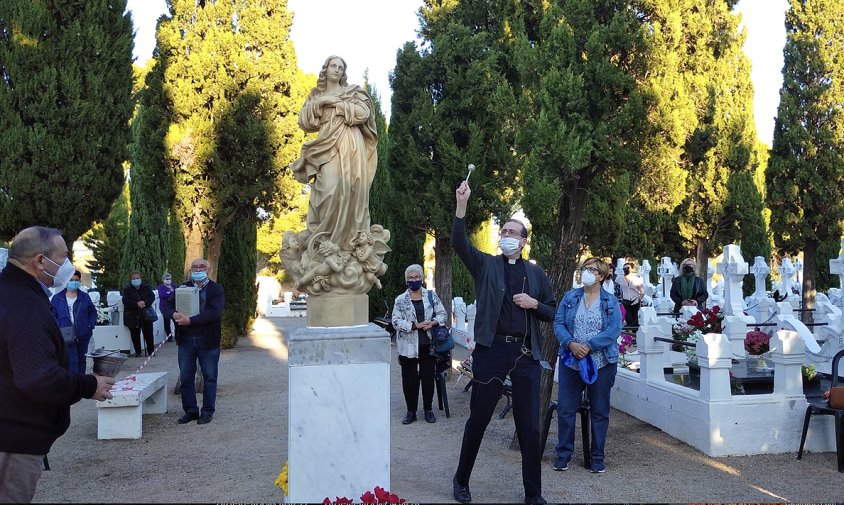 Mossèn Joan M. Padrell, en el moment de beneir la imatge de la Puríssima, ahir a la tarda