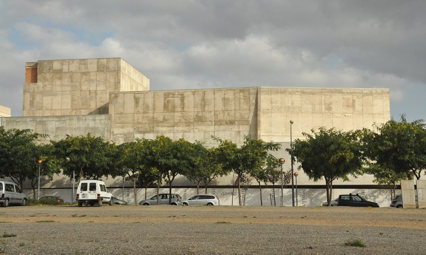 Imatge lateral de l'estructura inacabada del teatre auditori