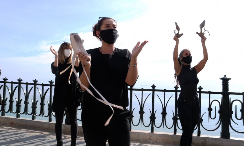 Manifestants aplaudint amb sabates de ball la protesta per reclamar la reobertura de les escoles de dansa al Balcó del Mediterrani de Tarragona