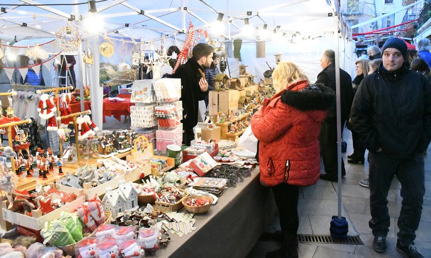 Imatge del mercat de Nadal a la plaça de la Vila, a principis del desembre de l'any passat
