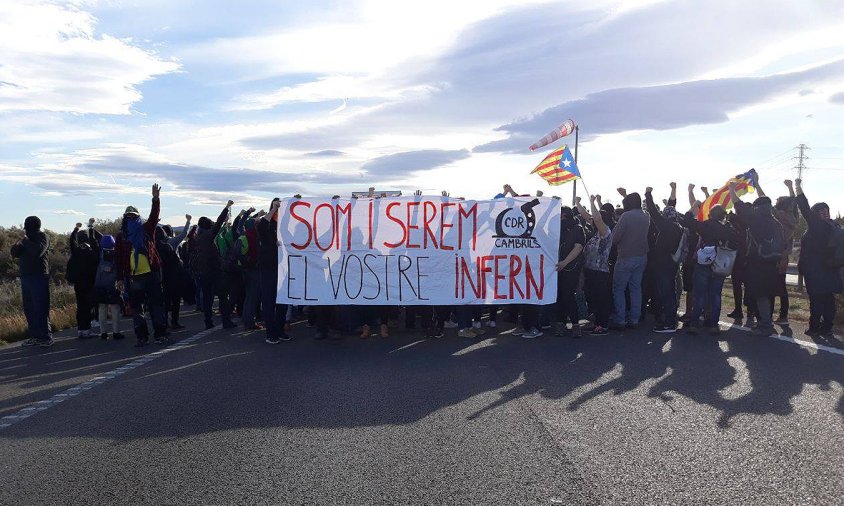 Pancarta del CDR Cambrils, ahir, durant el tall a l'N-340