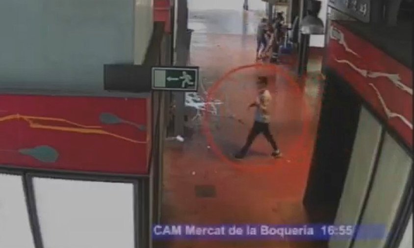 Imatge d'un càmera de seguretat de la Boqueria en la que es veu el conductor de la furgoneta marxant de la zona de l'atropellament