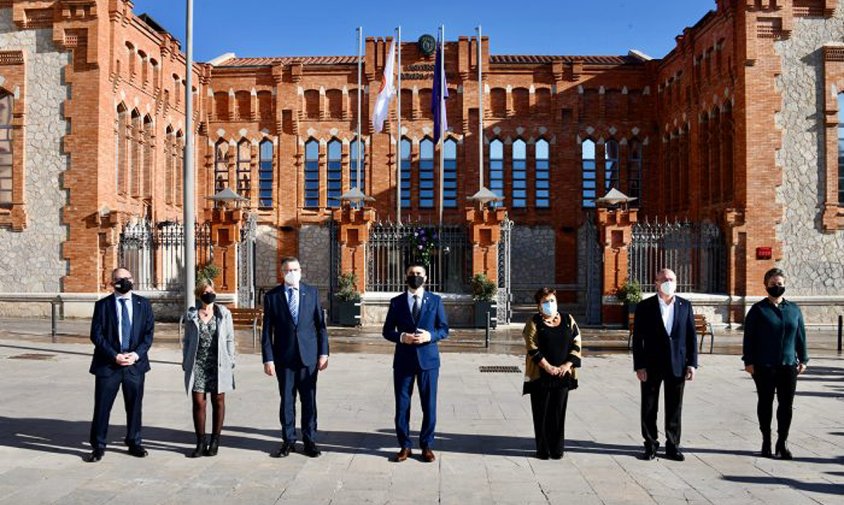 Eduard Martin, Noemí Llauradó, Pau Ricomà, Jordi Puigneró, Maria José Figueras, Carles Pellicer i Rosa Paradell, davant el rectorat de la URV, durant la presentació de l''Àrea 5G