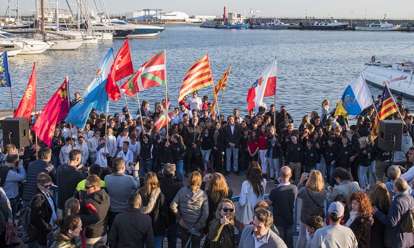 Participants al Campionat d'Optimist, ahir, al port de Cambrils després de la desfilada inicial dels equips participants