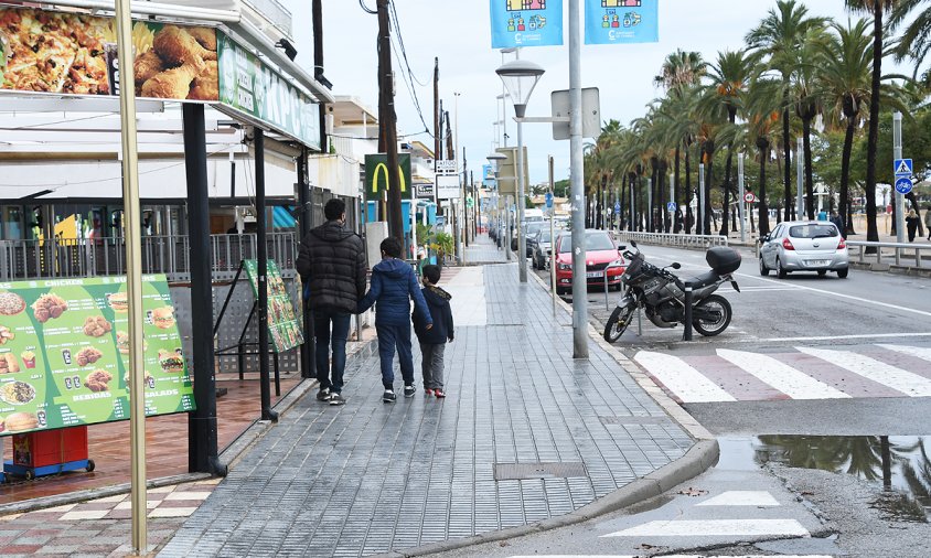 Vorera de l'avinguda de la Diputació que es preveu ampliar, en una imatge d'ahir al matí