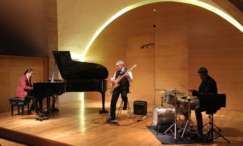 Un moment de l'actuació de Carlos Bianchini Trio, ahir diumenge al vespre, a la Cripta