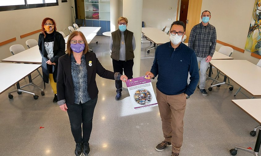 L'alcaldessa, Camí Mendoza; la regidora de Benestar Social i Salut, Hélène Arcelin; el president de l’associació, Jordi Garcia Pujol; la vicepresidenta, Palmira Güell Bartra, i el treballador social Lluc Rasquera Fibla a l’espai del Casal Municipal de la 