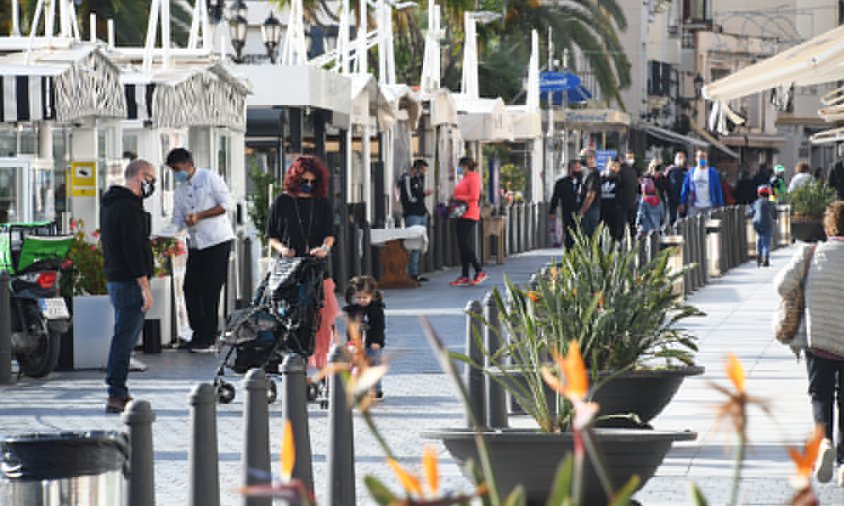 Gent passejant pels carrers de la façana del Port, aquest diumenge passat