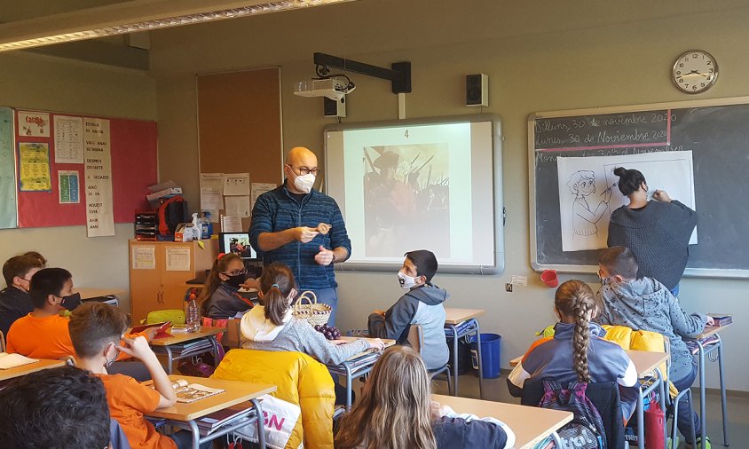 Un moment del taller a una aula de l'escola La Bòbila