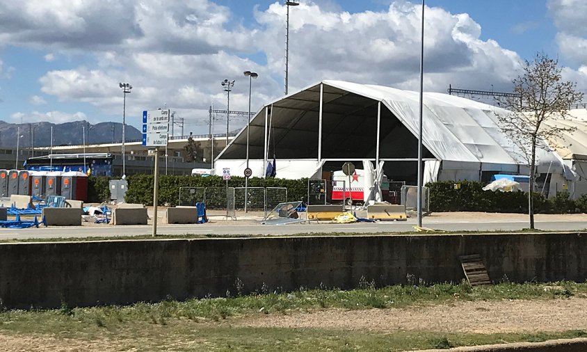 Part de la carpa del Mundialito va volar per la ventada d'ahir al matí