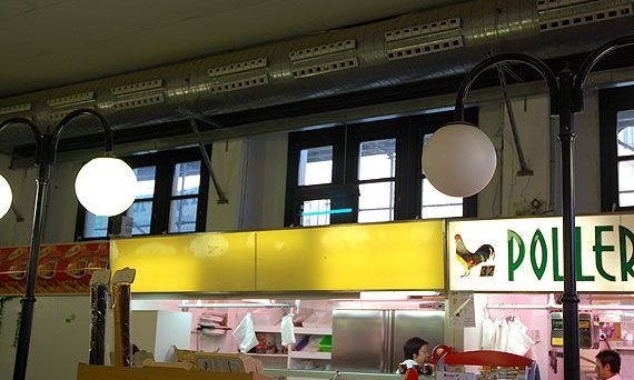 El lladre va entrar per una de les finestres del mercat i va prendre els diners de diverses caixes