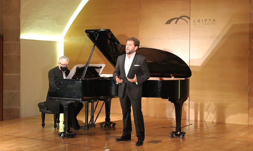 Roger Padullés, en un moment de la seva intervenció, acompanyat al piano per Alan Branch