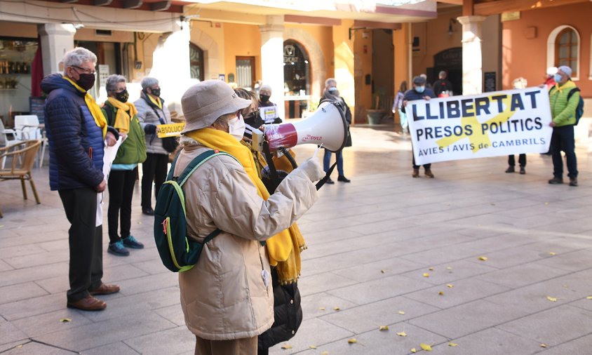 Un moment de la concentració dels Avis i Àvies, ahir, a la plaça de la Vila