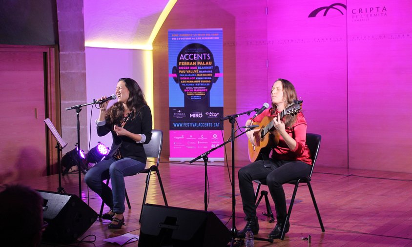 Un moment del concert del duo format per Isabel Vinardell i Isabelle Laudenbach, ahir, a la Cripta