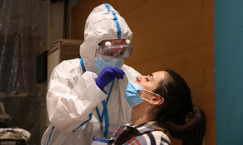 Una ciutadana se sotmet a una prova PCR al Centre Cívic Cal Balsach de Sabadell, aquest passat mes de novembre