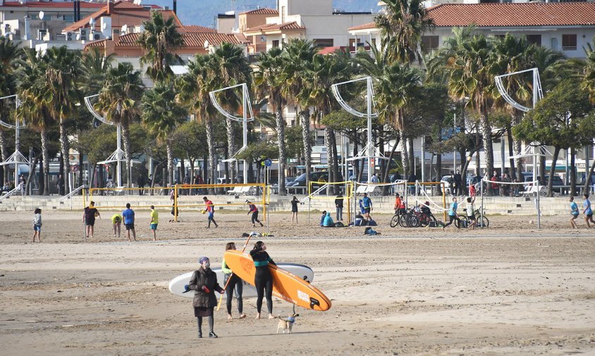 La platja del Regueral, ahir al matí, oferia un bon espai per a la pràctica de l'esport que molts cambrilencs i cambrilenques van aprofitar