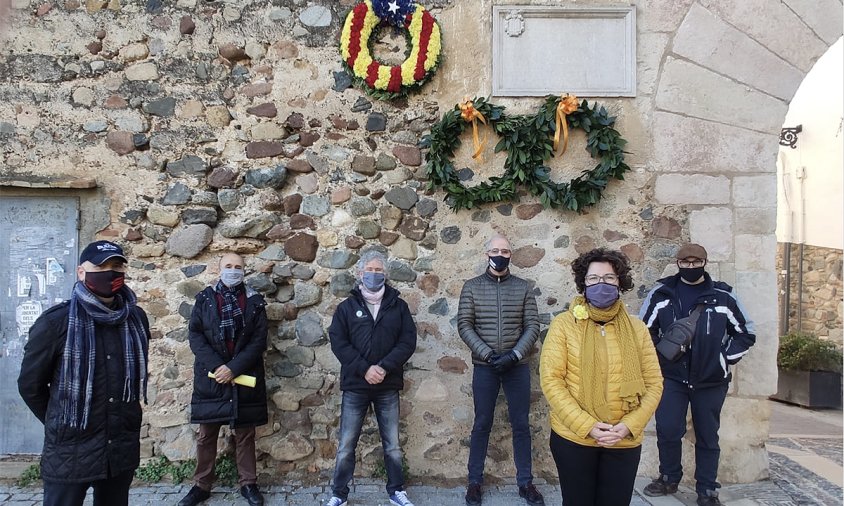 Representants de la territorial de Cambrils de l'ANC, ahir, al costat de les muralles