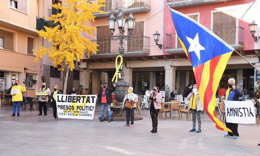 Un moment de la concentració dels Avis i Àvies, ahir, a la plaça de la Vila