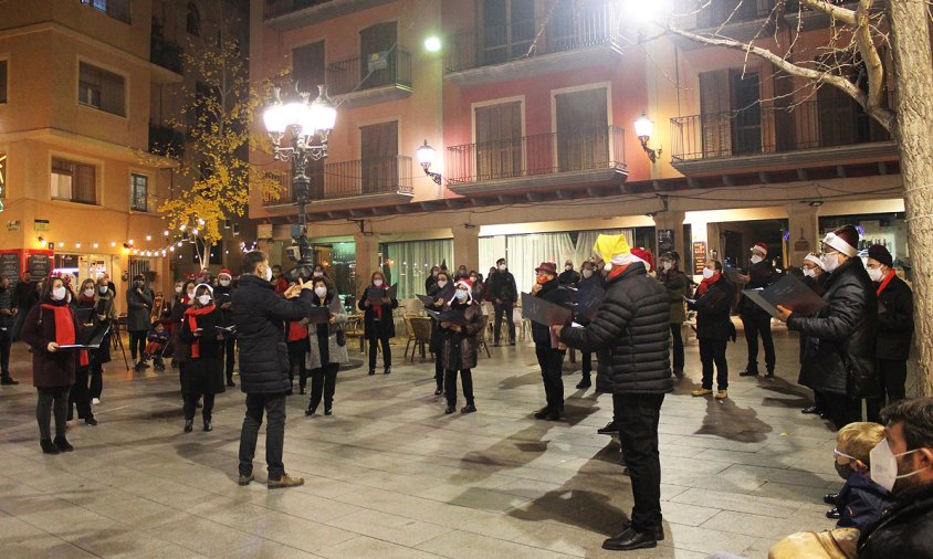 Actuació de la Coral Verge del Camí, ahir al vespre, a la plaça de la Vila