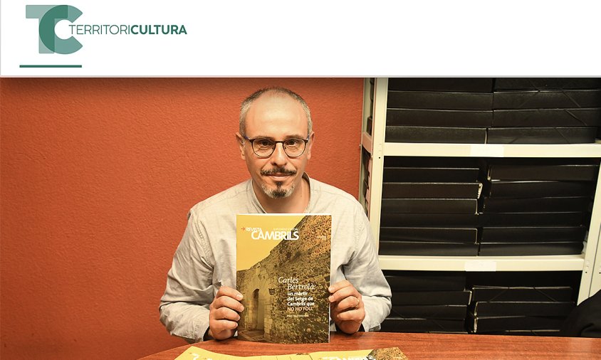 Àngel Vallverdú amb el suplement que conté el seu treball històric sobre Carles Bertrolà i el Setge de Cambrils