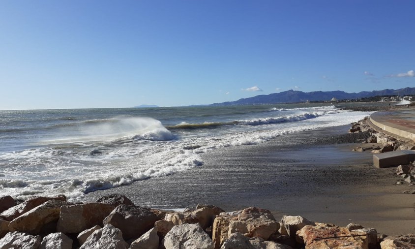 Platja de la desembocadura de la riera d'Alforja, arrassada per les onades