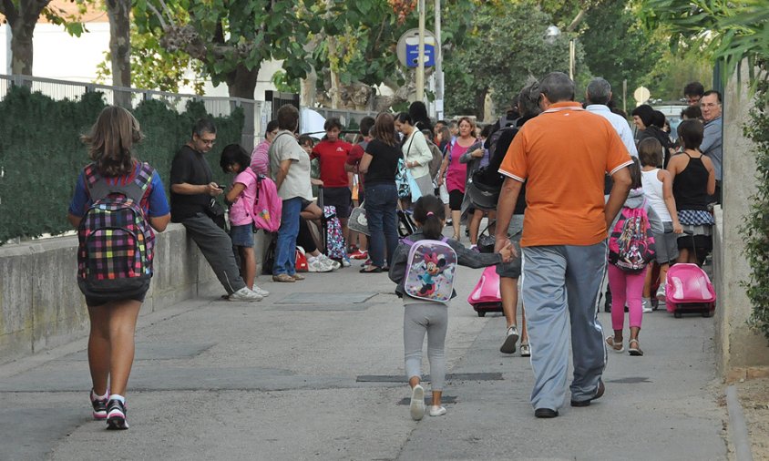 Imatge d'arxiu d'una porta d'entrada de l'escola Marinada