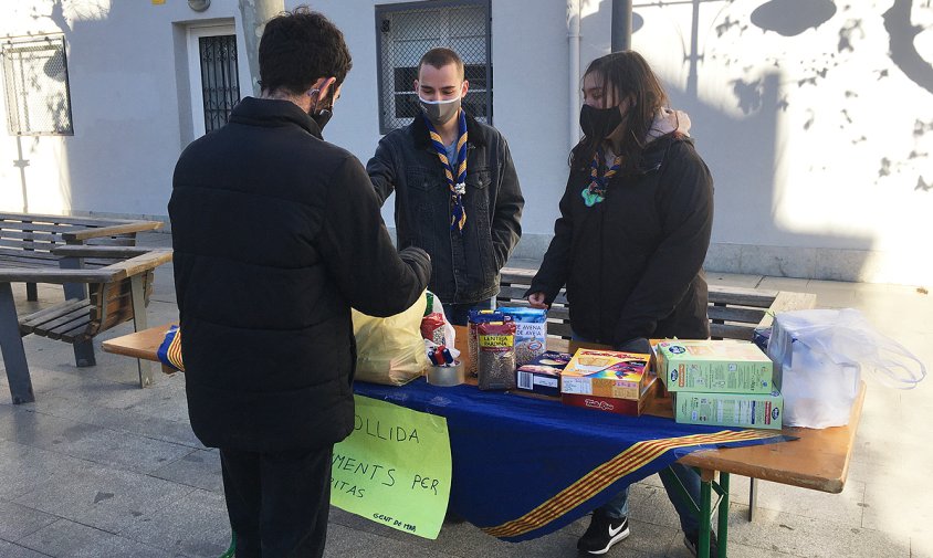 La recollida d'aliments es va fer ahir al matí a la plaça de l'Església de Sant Pere