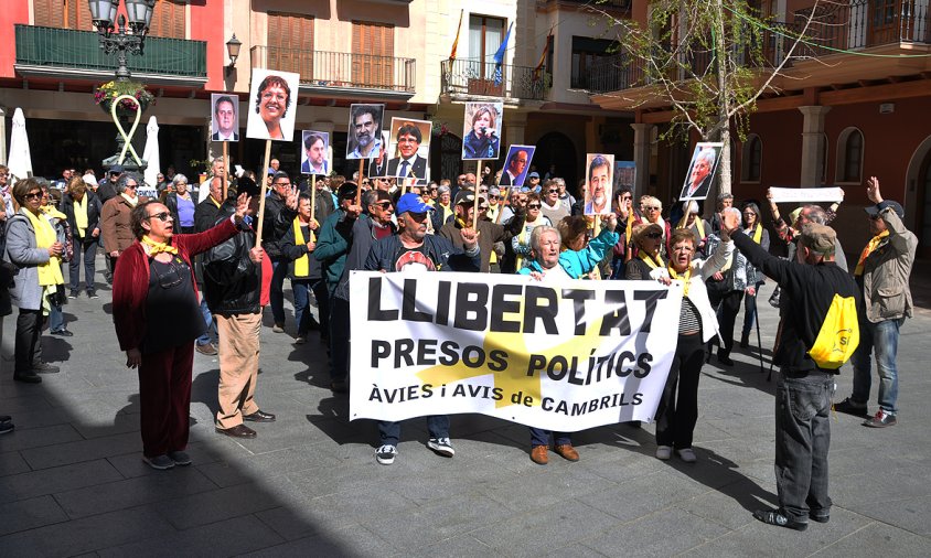 Poc més d'un centenar de persones es van aplegar a la convocatòria dels Avis i Àvies de Cambrils per la Llibertat dels Presos Polítics, ahir al matí