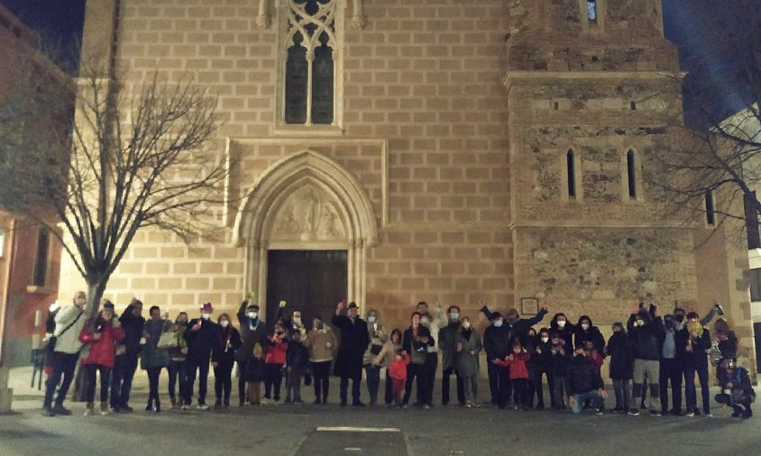 Grups de gent a la plaça de l'Església de Santa Maria, ahir a la nit