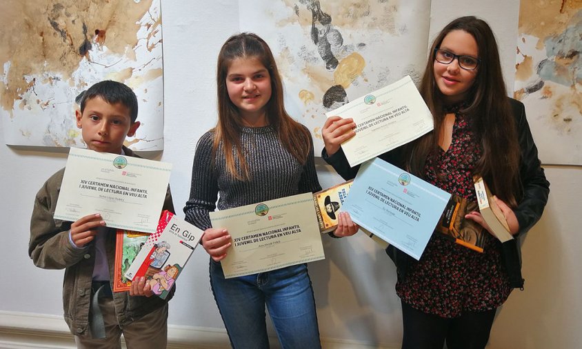 Imatge dels tres alumnes de l'escola Marinada que van participar al certamen. D'esquerra a dreta: Stefan López, Aina Abradó i Valentina Rincón