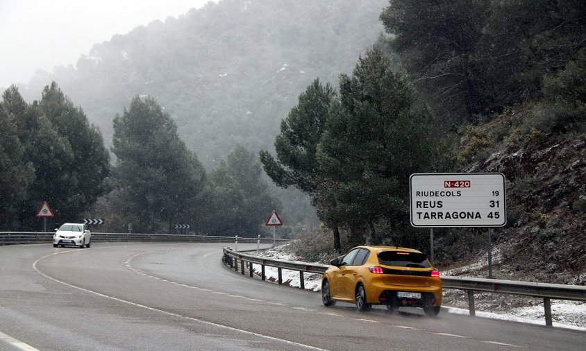 Imatge d'uns vehicles circulant per l'N-420, a l'altura del Priorat, on ahir van caure els primers flocs de neu