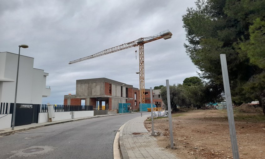 Imatge d'unes obres de construcció de nous habitatges a la zona de Ponent