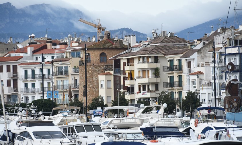 Imatge d'un tram de la façana del port