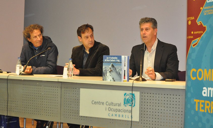 Presentació del llibre, ahir al vespre. D'esquerra a dreta: Òscar Cadiach, Francesc Joan Matas i Lluís Abella