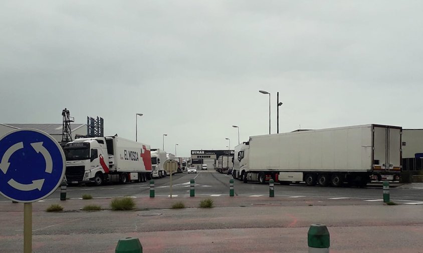 Camions aparcats al polígon Belianes, ahir al matí
