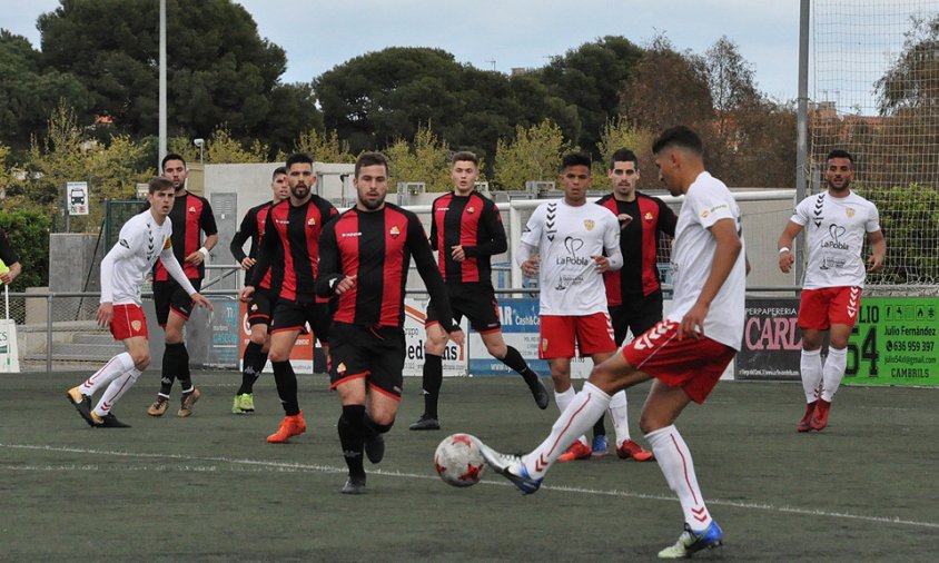 Un moment del partit entre el Reus B Cambrils i la Pobla de Mafumet, ahir a la tarda