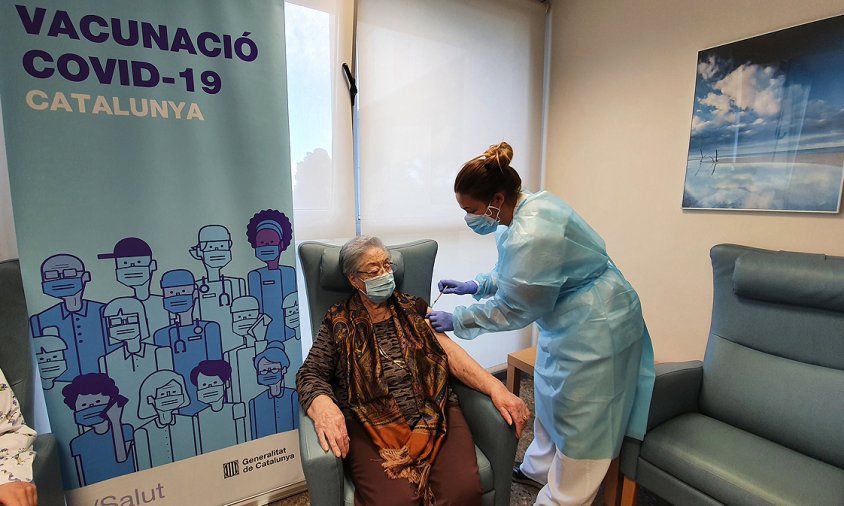 Pepita Duch de 97 anys, resident de la residència Mare de la Mercè de Tarragona, va rebre la segona dosi de la vacuna ahir dilluns