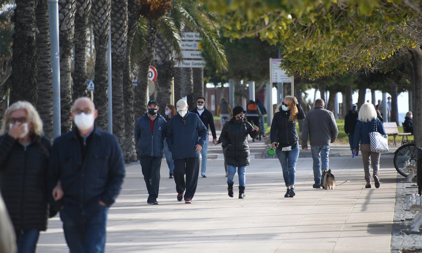Imatge de gent passejant pel Port, aquest passat desembre