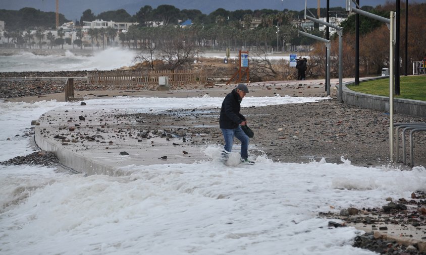 Onades del tempopral Glòria trencant al passeig de les Palmeres, ara fa un any