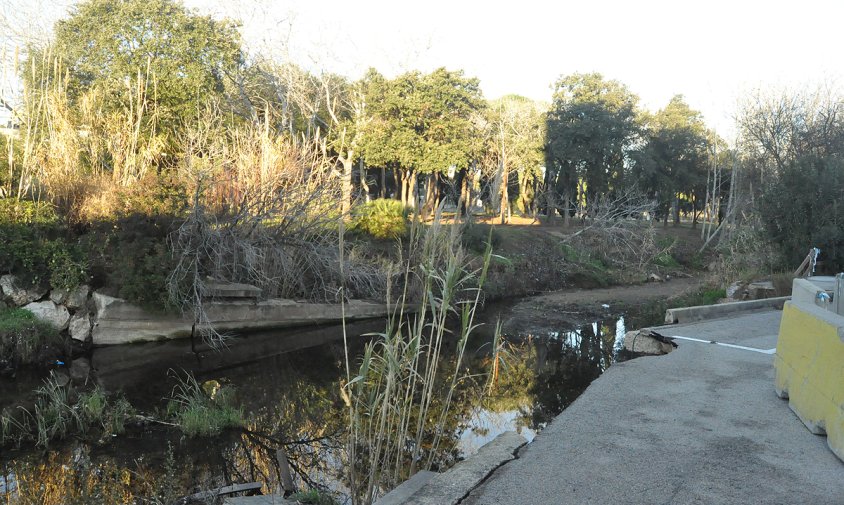 Aspecte actual de la desembocadura del barranc de la Verge del Camí, on part de la vorera va quedar engolida pels aiguats de l'octubre de 2019