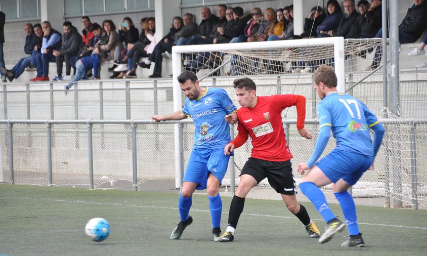 Un moment de l'enfrontament entre el Cambrils Unió i el Vendrell, disputat el passat issabte a la tarda