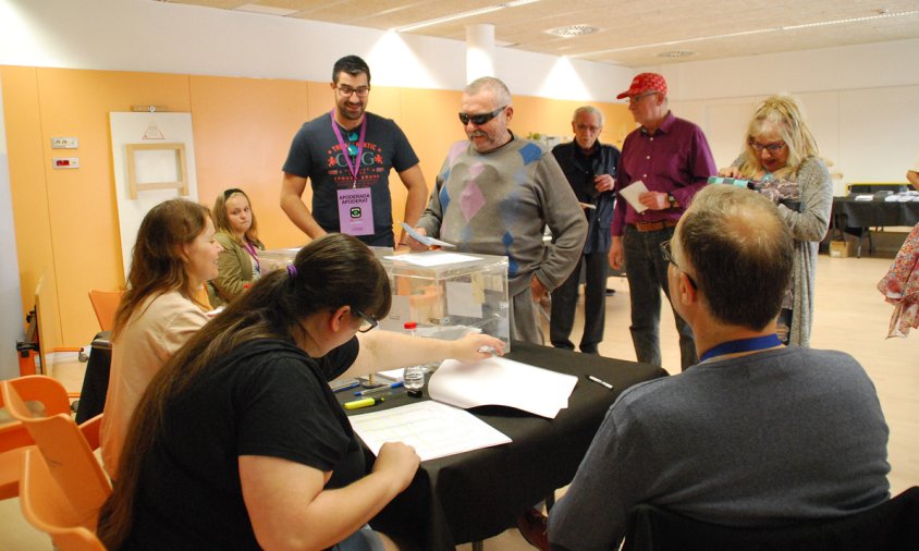 Electors votant a la llar d'infants La Galereta a les eleccions municipals i eleccions al Parlament Europeu, el 26 de maig de 2019
