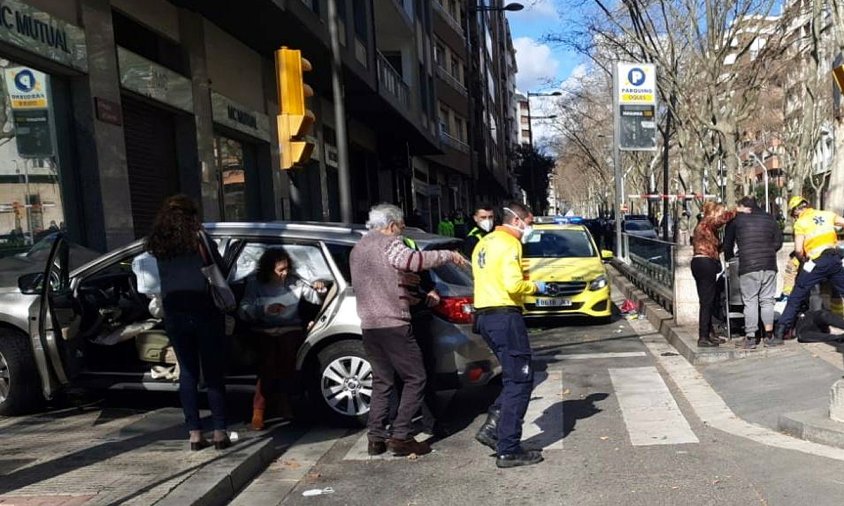 El vehicle que ha provocat l'atropellament ha quedat encastat contra un edifici