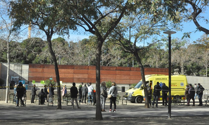 Dues ambulàncies van acudir, ahir al migdia al parc del Pescador, per atendre una dona que havia acudit a l'acte de Junts per Catalunya