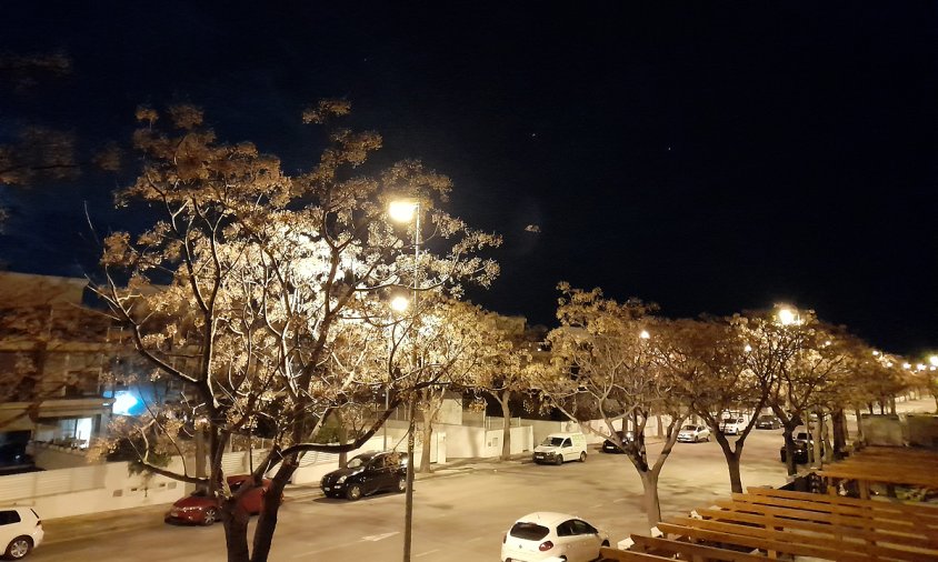 Imatge d'un carrer il·luminat al barri de la Llosa