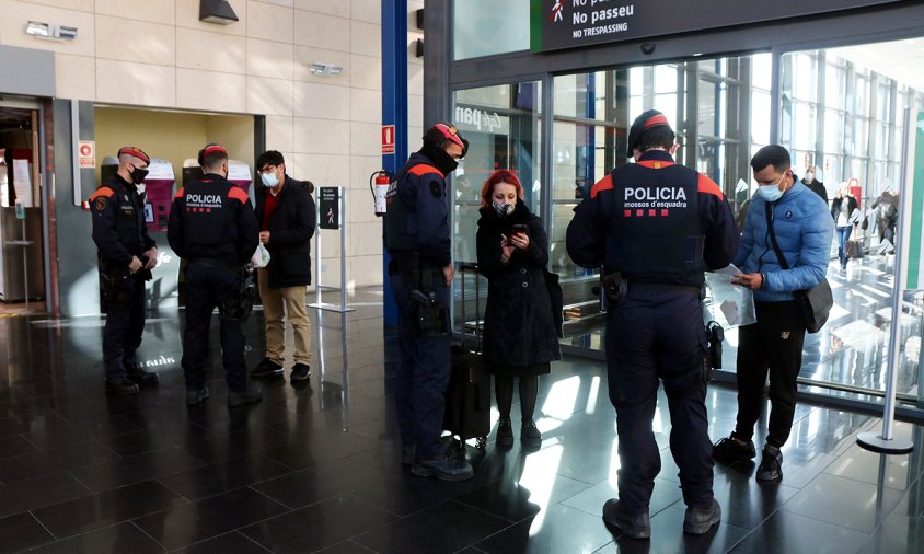Viatgers de l'AVE mostrant certificats de desplaçament a agents dels Mossos d'Esquadra durant un control de mobilitat a la zona d'arribades de l'estació del Camp de Tarragona, ahir dilluns