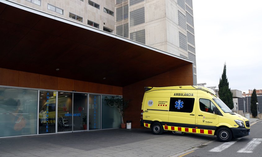Imatge d'arxiu d'una ambulància estacionada a l'àrea d'Urgències de l'Hospital Joan XXIII de Tarragona