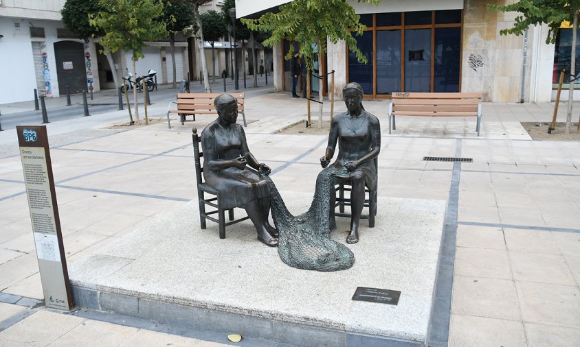 Aspecte de la placeta on hi ha les estàtues de les Remendadores, al port